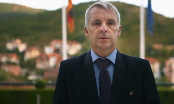 Rohde: Kosova dhe Serbia duhet të negociojnë përsëri për targat