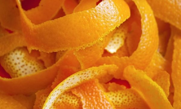 Mos i gjuani lëvoret e portokallit, këto janë dobitë e tyre