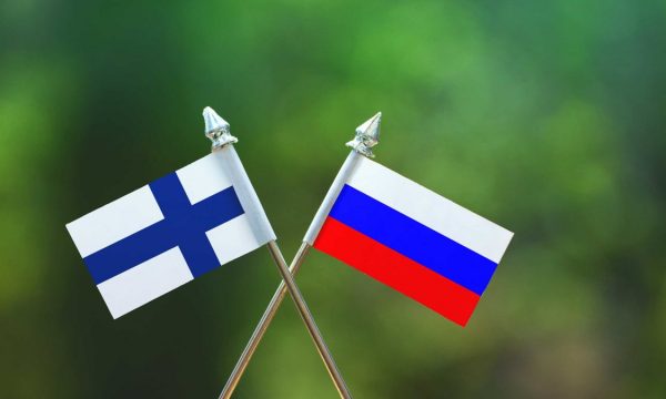 Rusia ia dëbon dy diplomatë Finlandës