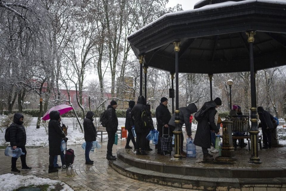 Banorët e Kievit po qëndrojnë në radhë për ujë