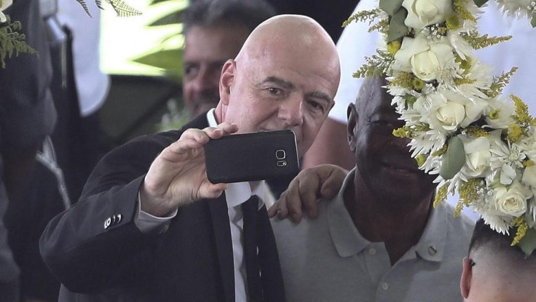 U pa duke bërë ‘selfie’ në varrimin e Peles, Infantino tenton të sqarojë situatën