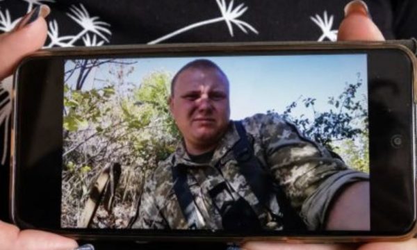 “Shihemi nesër, të dua…” historia prekëse e ushtarit të parë ukrainas që vdiq në luftën me Rusinë