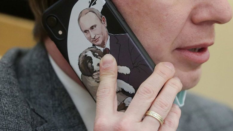 Zyrtarëve rusë u është thënë se duhet të ‘hedhin’ iPhone-ët e tyre